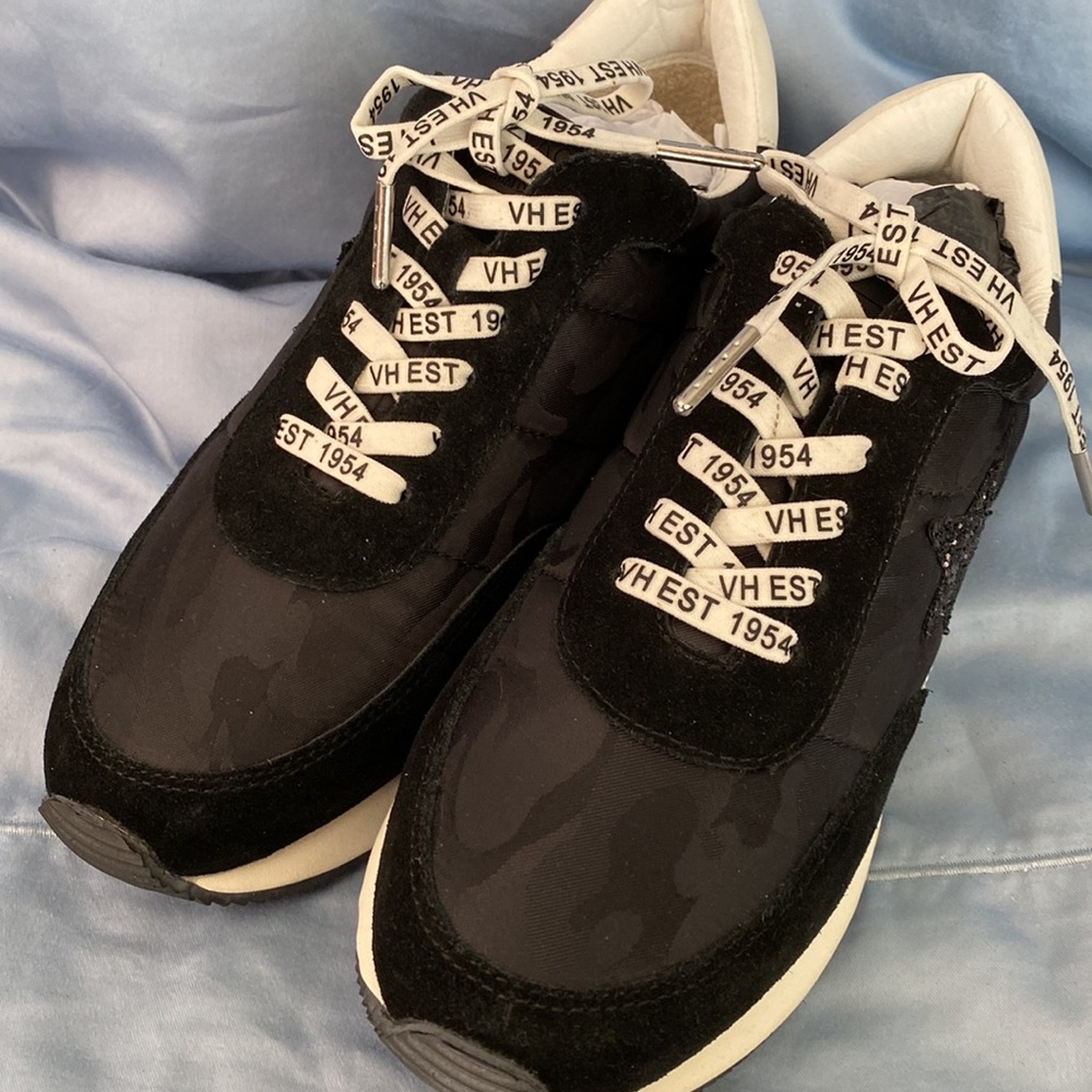 Fierce black camo retro sneakers with a touch of understated black glitter star